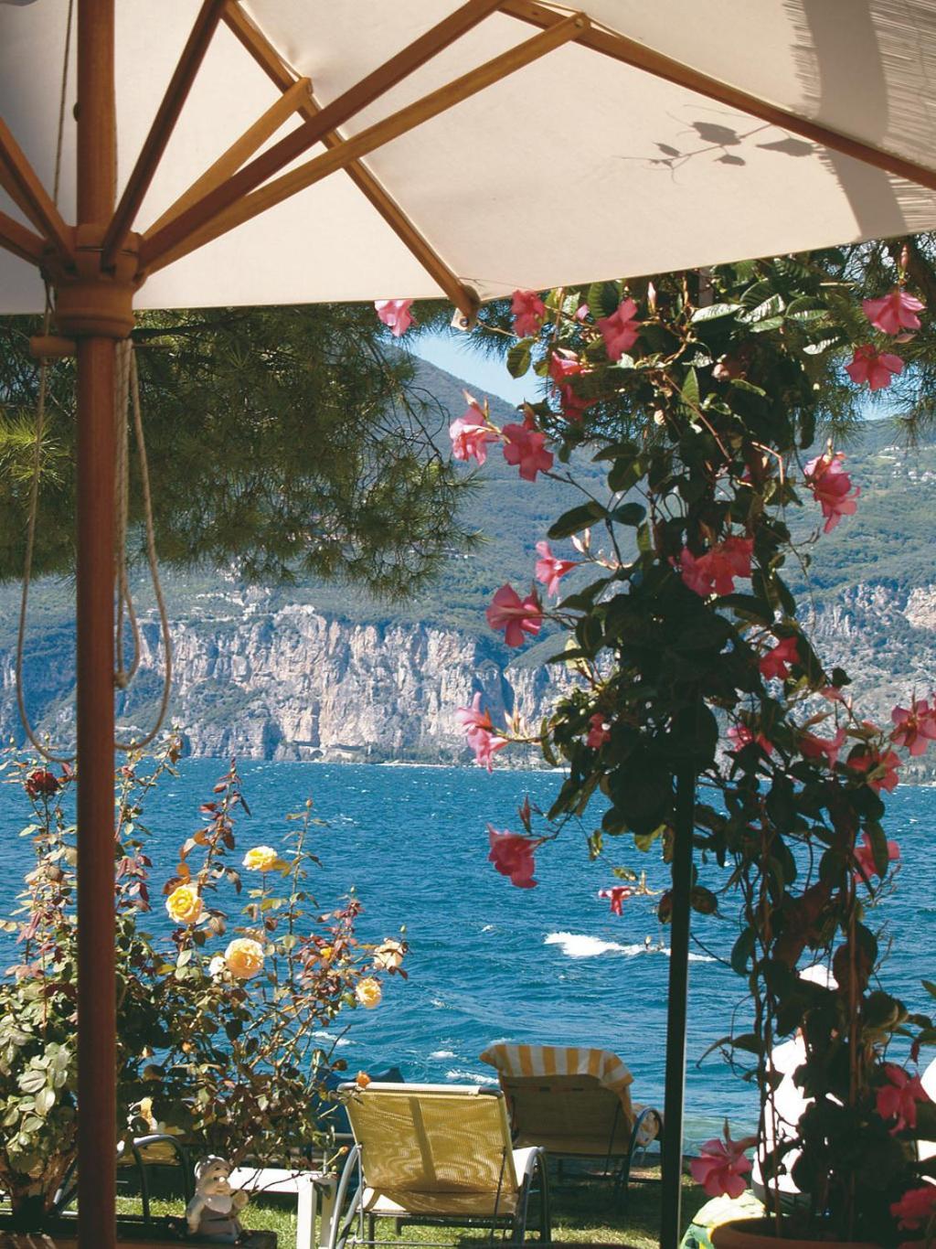 Hotel Du Lac - Relax Attitude Hotel Brenzone sul Garda Exterior photo
